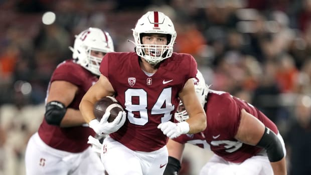 Oct 8, 2022; Stanford, California, USA; Stanford Cardinal tight end Benjamin Yurosek (84) carries the ball against the Oregon State Beavers during the first quarter at Stanford Stadium. Mandatory Credit: Darren Yamashita-USA TODAY Sports